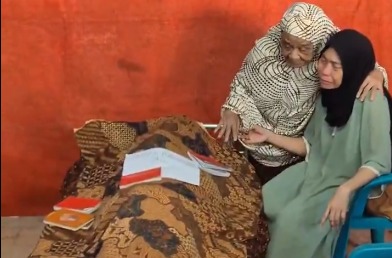 Di rumah duka, jenazah Affan Kurniawan pengemudi ojol yang tewas setelah dilindas kendaraan taktis (rantis) Brimob disambut tangis sedih keluarga. (X@projectm_org)